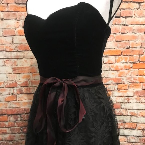 VTG Jolie Madame Black Velvet and Lace Dress - Picture 3 of 8